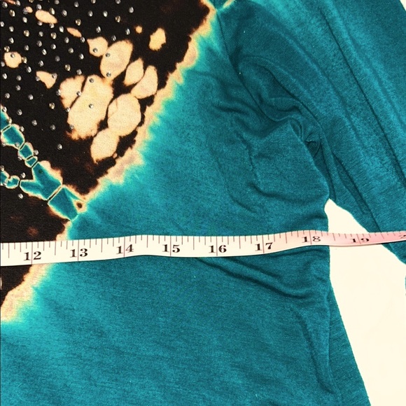 Green, Black and Tan Women's v-neck Top. Sz. XL  Beautiful design - Picture 9 of 12